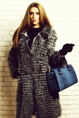 Tuğla duvar stüdyosundaki kürklü seksi kadın