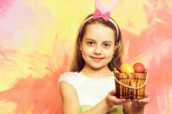 Kis boldog kislány gazdaság vödör húsvéti tojás — Stock Fotó