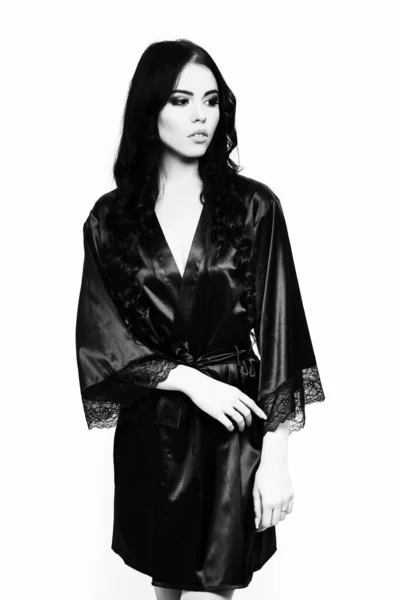 Sexy ragazza posa in abito di seta nero isolato su bianco — Foto Stock
