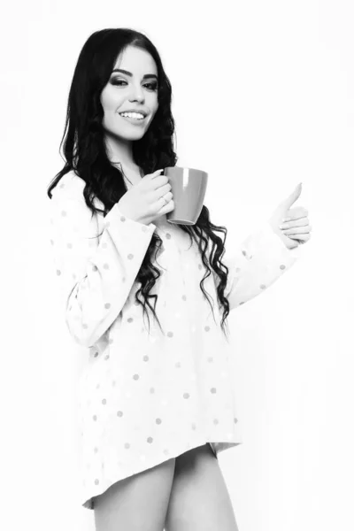 Glimlachen vrij sexy meisje met koffie kopje geïsoleerd op wit — Stockfoto