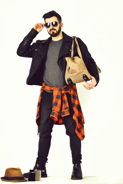 Vousatý muž, kavkazský hipster s knírkem a stylovou taškou — Stock fotografie