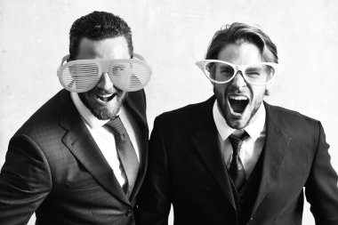 Yöneticiler başarılı anlaşmayı kutluyor