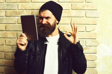 Sakallı, Kafkas hippisi, elinde tablet.