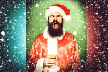 Komik sakallı Noel Baba Adam