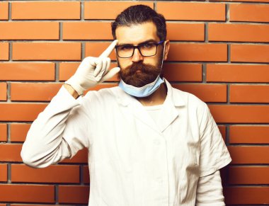 Kaba sakallı Kafkas doktor ya da eldivenli lisansüstü öğrencisi