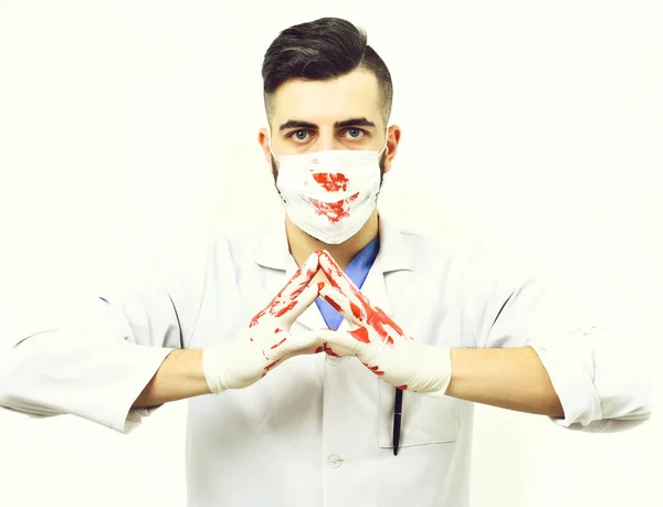 Hombre con barba en uniforme médico y máscara quirúrgica — Foto de Stock