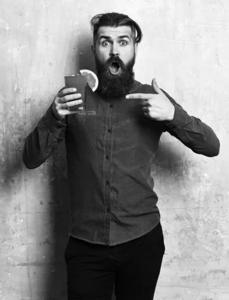 Brutal hipster holding cocktail frais alcoolique tropical — Photo