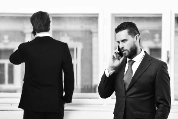 Cep veya cep telefonundan konuşan ciddi adamlar veya işadamları — Stok fotoğraf