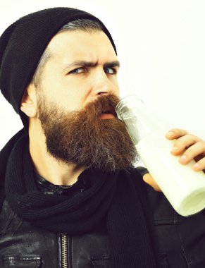 Sakallı, beyaz tenli hippi elinde cam süt kavanozu tutuyordu.