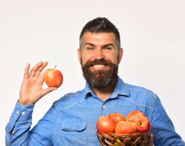 Çiftçilik ve sonbahar ürünleri konsepti. Sakallı adam