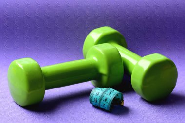 Küçük halterler, cyan cetvelin yanında, yakın çekim