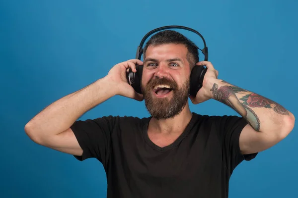 Relax y concepto musical. Cantante con barba y rostro sonriente — Foto de Stock