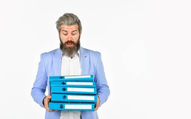 Sigortacılık yapıyor. İşletme bölümünün yetenekleri var. Yetenekli muhasebeci ofis ceketi giyer. İdari danışman ya da analistler iş belgeleriyle çalışır. Finansal analistler klasörü tutuyor. Boşluğu kopyala