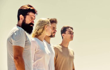 Sosyal olma zamanı. Arkadaşlarımla harika vakit geçiriyorum. Gençler birbirlerine bağlanıyorlar. Dört kişilik bir grup. Özgürlük ve başarı. Gençlik psikolojisi. Erkek ve kadın gökyüzü arka planda