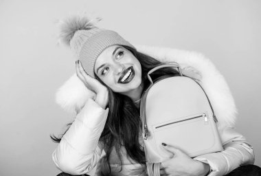 Hayalperest. Sırt çantalı bereli kadın. Mutlu kış tatilleri. Kabarık ceketli kız. Sahte kürk modası. Grip ve soğuk mevsimi. Deri çanta modası. Sıcak kış giysileri. alışveriş