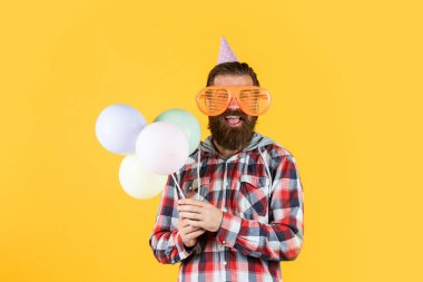 Vahşi erkek partide. Doğum günü şapkalı komik adam. Mutlu bayramlar. Partiye gidenler çıldırıyor. Balonlarla eğleniyorum. Yıldönümü için hazırlanın. en iyi olay yöneticisi