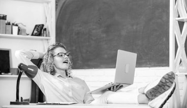 Hometask. Çevrimiçi eğitim konsepti. İnternette sörf yapan kız. Bilgisayarı olan mutlu bir öğrenci. Öğretmen kadın. Öğretmenler günü. Dijital teknoloji kavramı. Eğitim çevrimiçi. Öğretmenler için eğitim sitesi