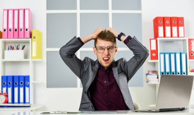 İstatistikler yanlış. Stresli sekreter. Yetenekli ve başarılı CEO. Ofiste çalışan genç bir iş adamı. Erkek yönetici dizüstü bilgisayarda çalışıyor. Modern işyerinde meşgul bir adam. patron ya da çalışan