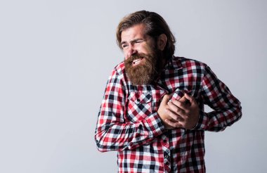 Acı çeken beyaz bir adam. Vahşi sakallı hippinin kalbi sızlar. Erkek kalbindeki acıyı hisseder. Sıradan bir erkeğin tıbbi bakıma ihtiyacı var. Sıradan kıyafetler içindeki yakışıklı sakallı adam. Boşluğu kopyala