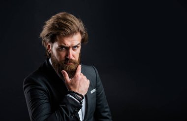 Yelek giyen gerçek patron. Olgun sakallı adam. Güven ve karizma. Yakışıklı adam ofis kıyafeti giyer. Erkek güzellik ve moda. Mükemmel sakallı ve bıyıklı acımasız bir iş adamı. Boşluğu kopyala
