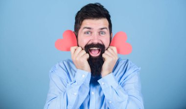 Seni sevmek benim işim. Kalp şeklinde kartları olan seksi bir sevgililer günü erkeği. Kırmızı kalp tutan sakallı adam. Küçük kalpli hippi. Sevgililer günün kutlu olsun. Aşkını ifade ediyor.