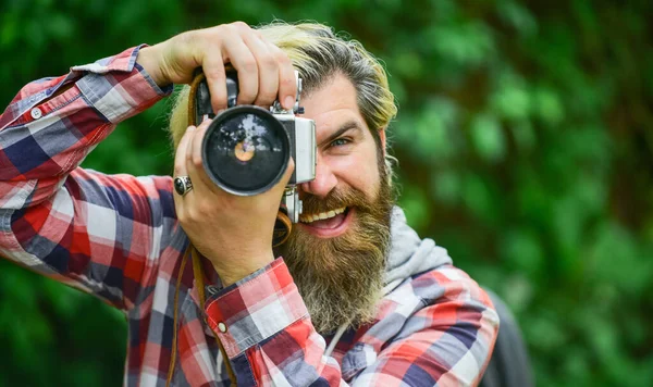 Fotografia na vida moderna. Hobby e ocupação profissional. Fotógrafo usar câmera vintage. Homem barbudo hipster a tirar fotografias. Homem com câmara retrô. Conceito de configurações de câmera. Encontrar ângulo perfeito — Fotografia de Stock