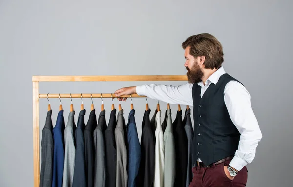 Чоловік, який вибирає костюм з особистого гардеробу, ідеальна концепція блейзера — стокове фото