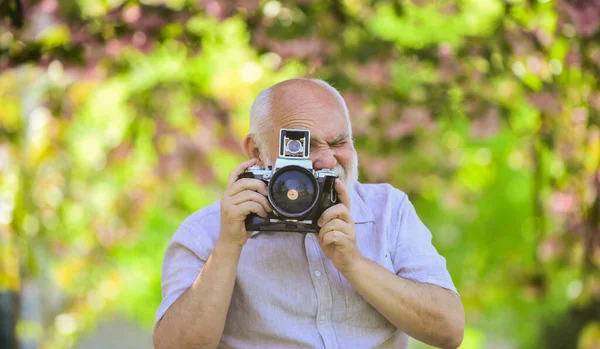 Aproveitando o dia de primavera. estação de primavera com flor rosa flor cheia. fotógrafo homem tirar sakura alegre flor foto. Jardim florescente de cerejeira. fotógrafo tirar fotos de flores de cerejeira famosas — Fotografia de Stock