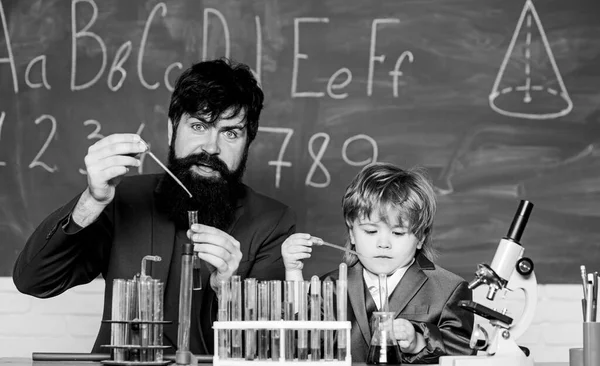 Επιστήμονας έρευνα και πειράματα πατέρας και γιος στο σχολείο. Μαθαίνοντας χημεία στο σχολικό εργαστήριο. Πίσω στο σχολείο. δάσκαλος άνθρωπος με μικρό αγόρι. Εργαστήριο Βιολογίας. Ιδιοφυία — Φωτογραφία Αρχείου