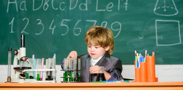 Niño en la lección. De vuelta a la escuela. Equipo de laboratorio de la escuela de biología. Científico escolar estudiando ciencias. Un niño en la escuela primaria. Niño pequeño Estudiando duro —  Fotos de Stock