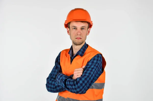 Hombre constructor aislado en blanco. reparador profesional en casco. construcción y construcción. arquitecto experto reparación y reparación. ingeniero de carrera de trabajador. proyecto llave en mano. Un joven con sombrero duro. Industria — Foto de Stock