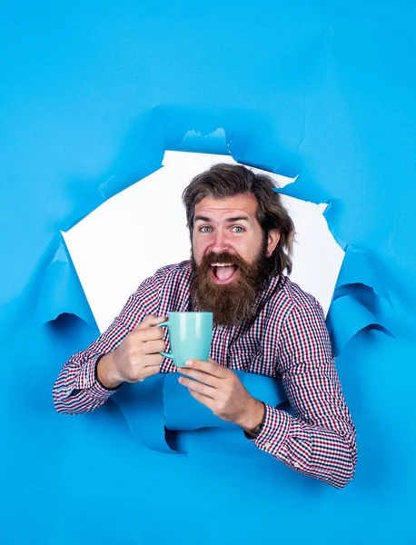 Gelukkig bebaarde hipster drinken koffie uit kopje, goedemorgen — Stockfoto