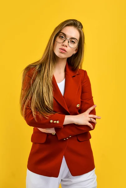 Смарт дівчина окуляри довге волосся носити модний блейзер, концепція офісного працівника — стокове фото