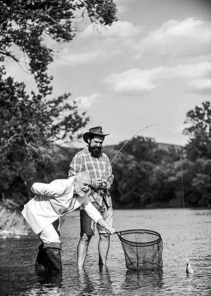 Homme barbu et pêche hipster brutale. Équipe de pêche. Des amis attrapant du poisson. Loisirs et loisirs. Attraper des poissons avec l'âme soeur. Tranquillité et tranquillité. Des poissons d'eau douce. Journée active. Jour de famille — Photo