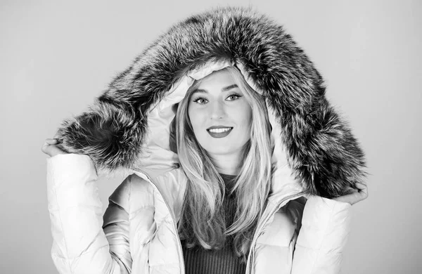 Modejas. Opwarmen. Casual winterjas stijlvoller hebben meer comfort functies. Ontworpen voor uw comfort. Mode meisje winterkleding. Mode trend. Vrouwelijke mode. Kleding winkel. Koop online — Stockfoto