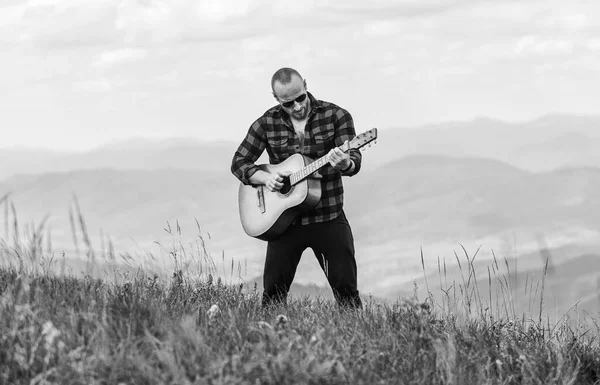 Música acústica. Mantém a calma e toca guitarra. Caminhante homem com guitarra no topo da montanha. Caminhante desfrutar da natureza. Caminhante músico encontrar inspiração em montanhas. Música para alma. A tocar música. Som de liberdade — Fotografia de Stock