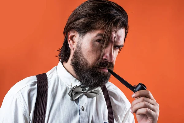 Pipa fumare vintage caratteristico uomo maturo con baffi e barba, brutalità — Foto Stock