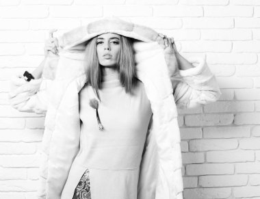 Kürklü seksi bir kadın.