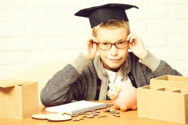 Genç, sevimli, küçük öğrenci.