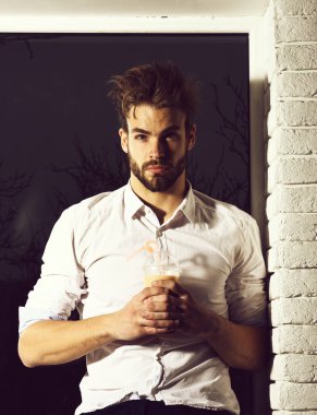 Yakışıklı, sakallı, maço, seksi adam.