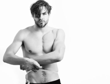 Beyaz seksi genç maço mezura kullanıyor.