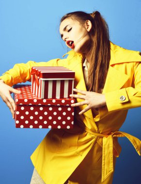 Mandallı, renkli bir kız.