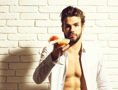 Yakışıklı, sakallı, maço, seksi adam.