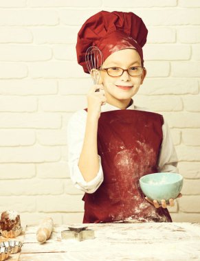 Lekeli tatlı aşçı çocuk.