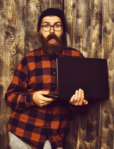 Brutalny, biały hipster trzymający laptopa — Zdjęcie stockowe