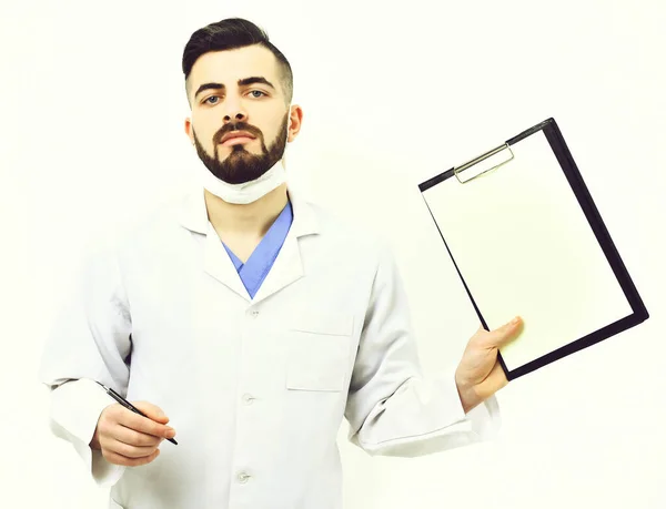 Concepto de servicios de tratamiento y ambulancia. Doctor con barba sostiene carpeta — Foto de Stock