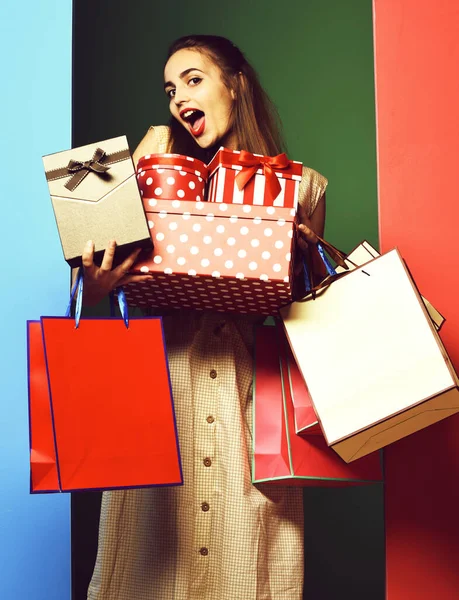 Chica colorida feliz con clavijas —  Fotos de Stock