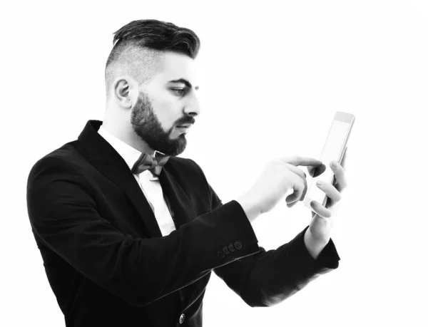 Empresario o agente de seguros con barba y bigote sostiene tableta — Foto de Stock