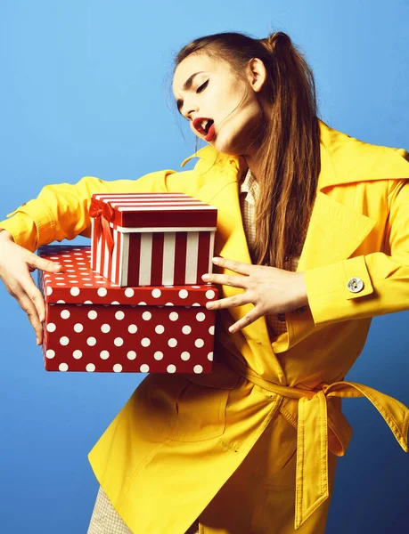 Mandallı, renkli bir kız.