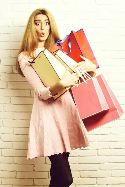 Chica sorprendida con pinzas de colores —  Fotos de Stock